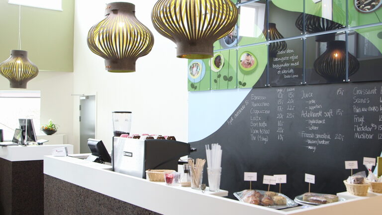 Café-fra-højre-med-lamper-1