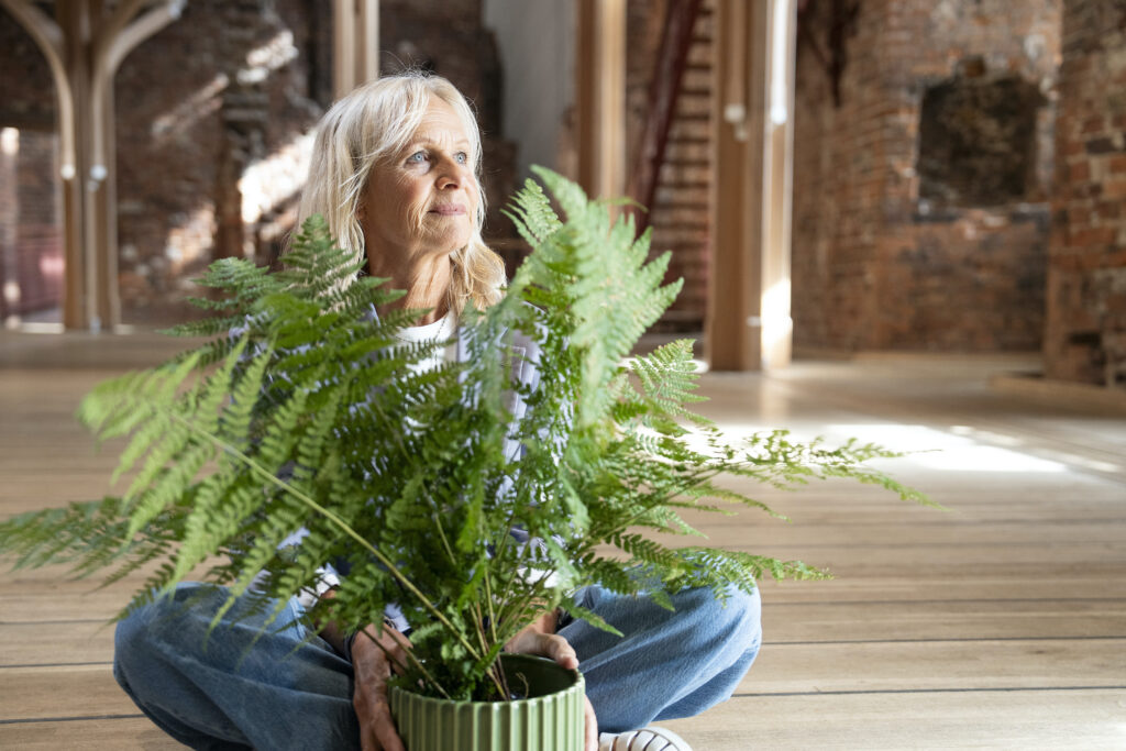 Profilbillede Bettina Therese siddende med bregne